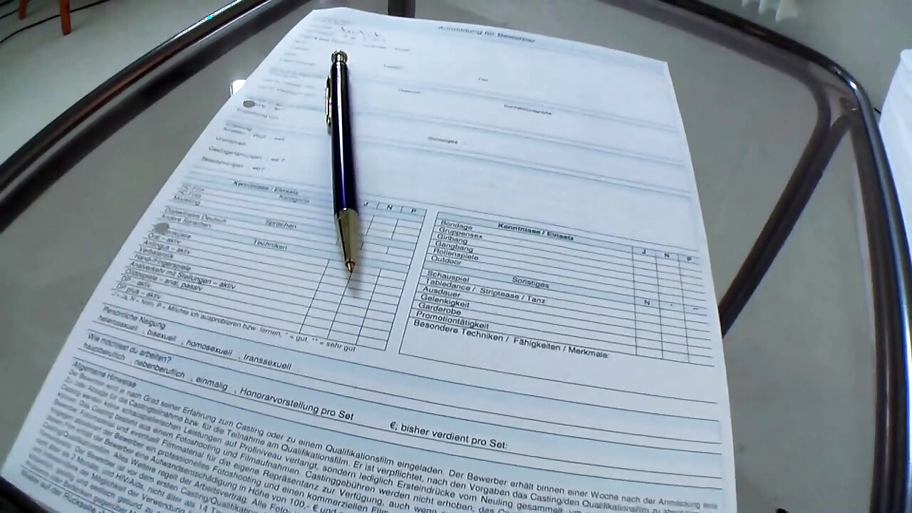 보지와 섹스 토이로 노는 갈색 머리