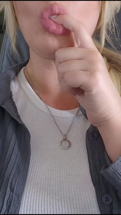 Utro jente gir risikabel blowjob på flyet på forretningsreise | Klipp 1