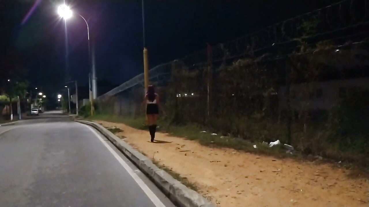 Cewek sange ini lagi asik jalan-jalan untuk merangkak!