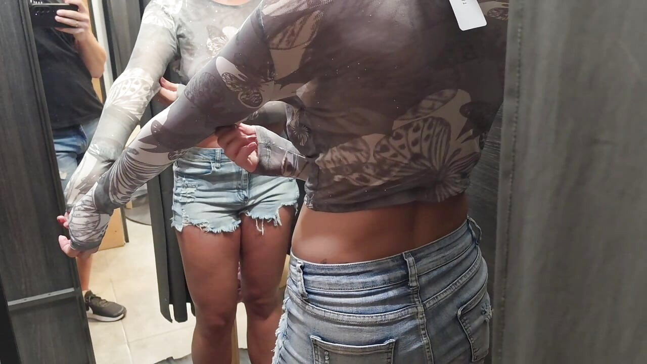 在更衣室換衣服時，我對著繼父錄影的鏡頭露出奶子。