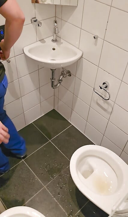 Worker pisses toilet full
