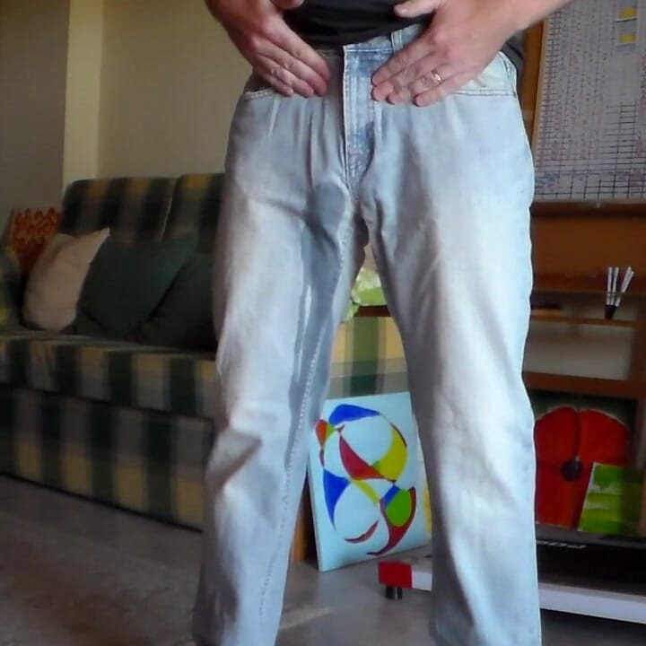 ジョンはジーンズの中でおしっこをしている