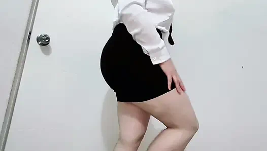 Büyük götlü sekreter Meksikalı latin büyük göt tüm kıyafetlerini çıkarıyor ve iş yerinde kamera önünde tüm götünü ve vajinasını gösteriyor