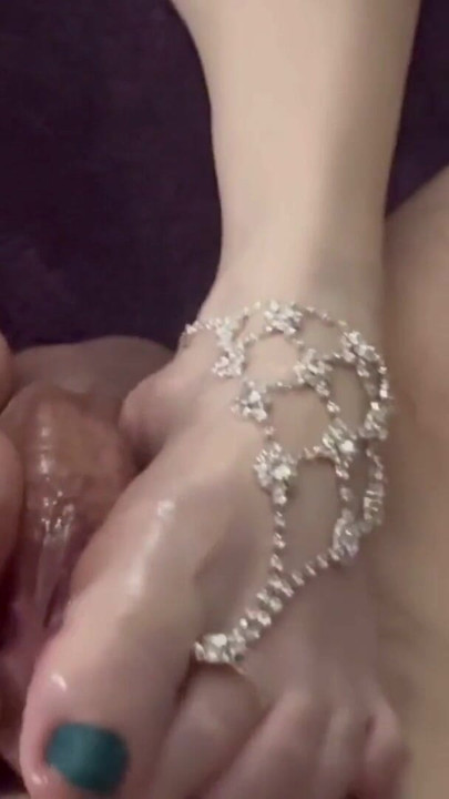 Неверная жена дрочит ногами со спермой на ступнях | Клип 1