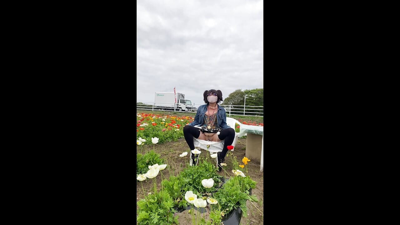 No195 花畑でタックおまんこ晒し