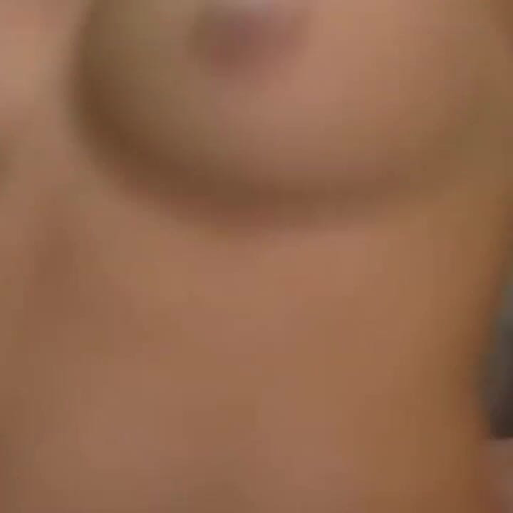Rondborstige brunette milf spuit van intense poesje-eetsessie