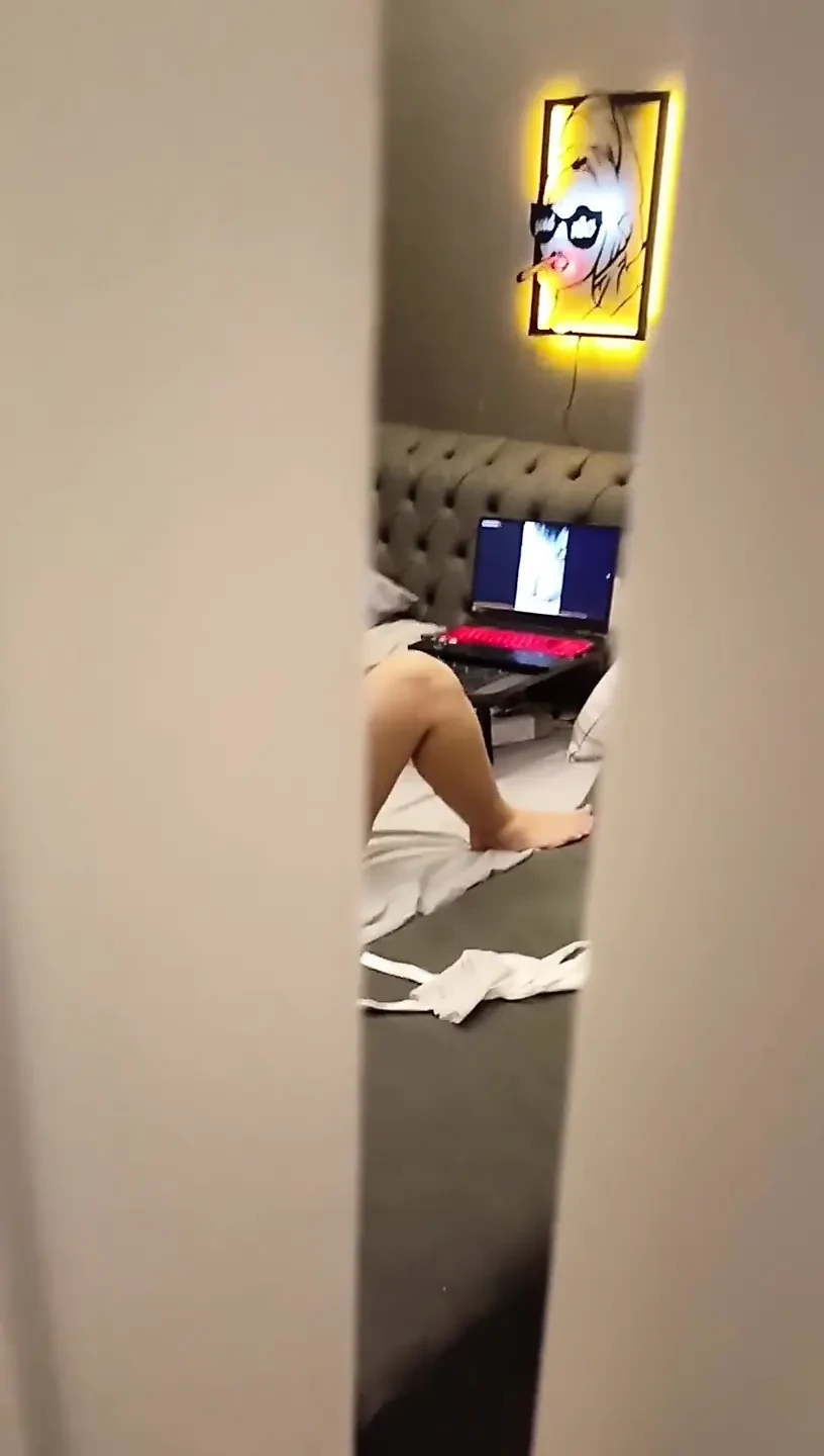 我被继子抓到手淫
