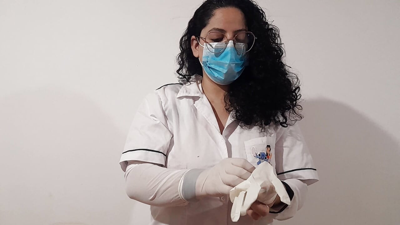 الطبيب العاهرة يعطيني امتحانا بنهاية سعيدة الجزء الأول