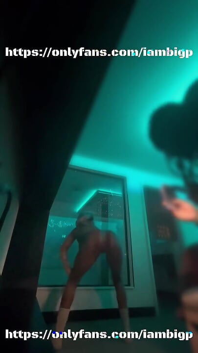 彼女はセックスされる前にトゥワークするのが好きです