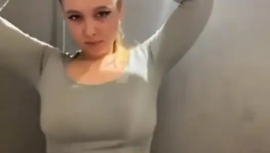 Halkın içinde çıplak. Vibratörle ateşli vücut boşalması. Büyük göt teşhiri. Bakire amcığı parmaklıyor