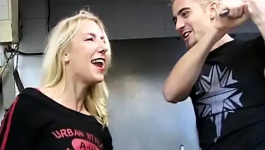 Cewek prancis liar lagi asik muasin dua sambil kerja di dapur