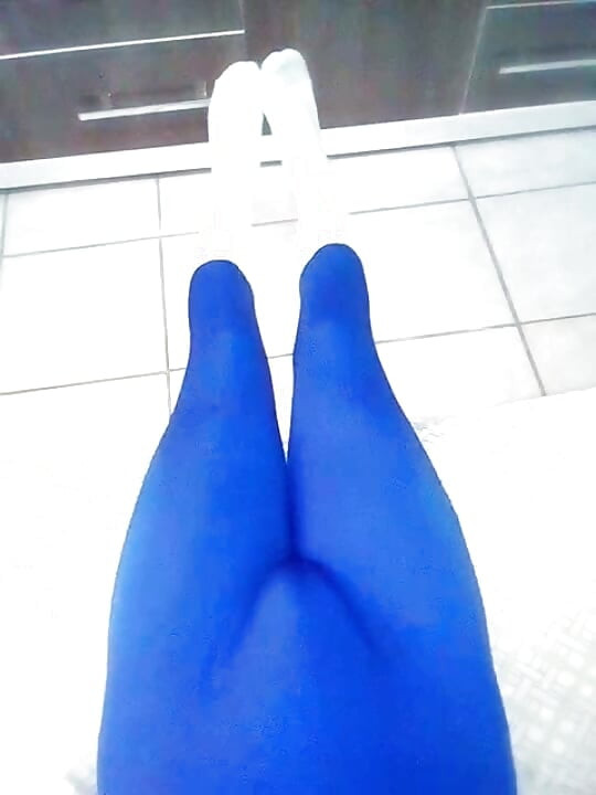 집에서 파란 Zentai 코스튬과 양말을 입고 즐기는 장면