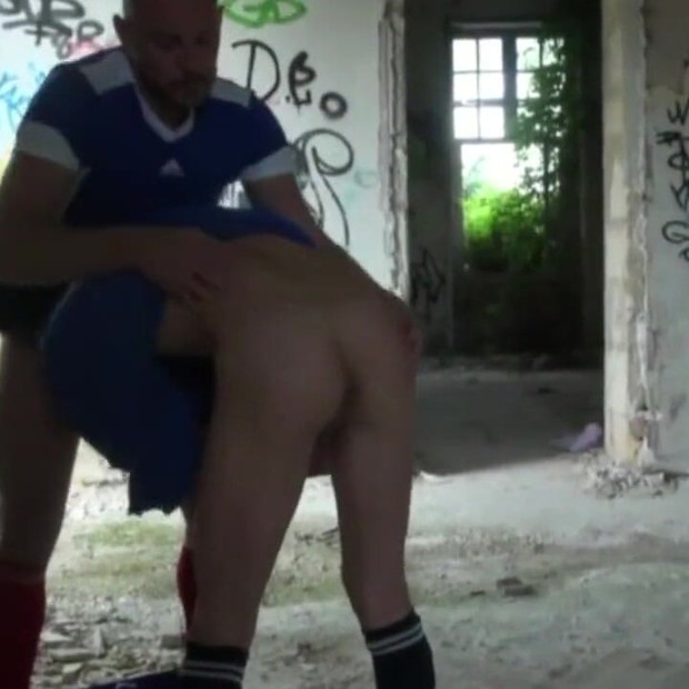 Yougn 足球运动员被他的足球教练的 xxl cokc 使用