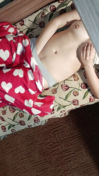Estoy Mirando La Masturbación De La Hermanastra En La Cama