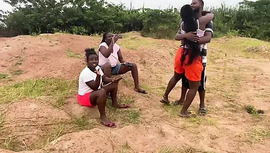 EINE JUNGE 19-JÄHRIGE NIGERIANISCHE MÄDCHEN UND JUNGS GEHEN ZUM FICKEN