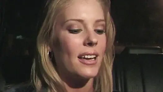 Versaute Taxifahrt: Heiße Blonde im Auto