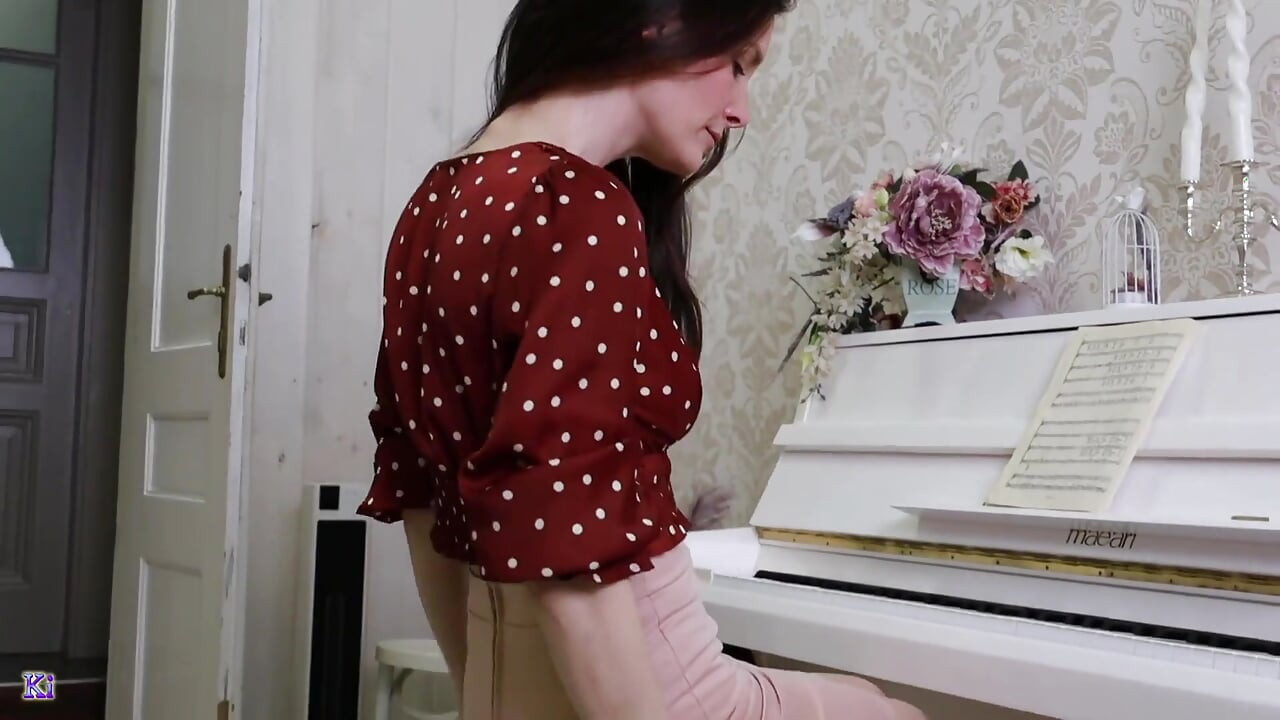Pompage d’une pédale de piano dans des bas nylon sheer sheer - jeu de pieds, talons et taquinage lent
