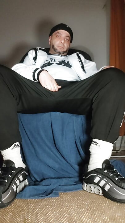 The Dregsau Dj-bro Pisses in His Pants.