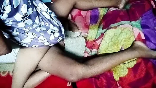 Heißes desi-mädchen selbstgedrehter sex genießen