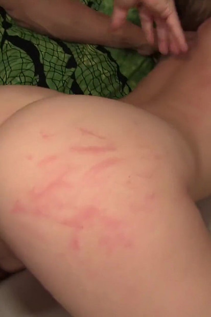 Iggy Amore koristi spermu iz svoje pičke kako bi istrljala jednu