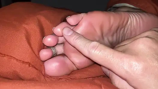 Sinsi stepnephew stepaunt'un seksi uykulu ayaklarını yalıyor ve tapıyor - rol yapma