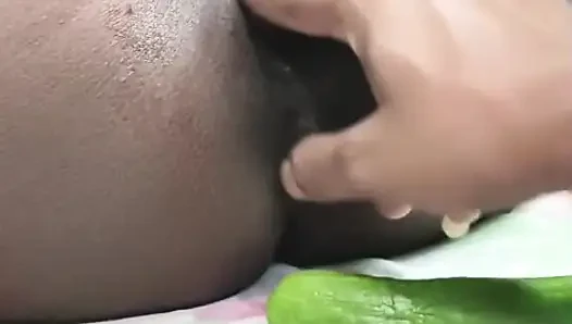 Kocamın yarağı kalkmadı, bu yüzden amına salatalık soktu.
