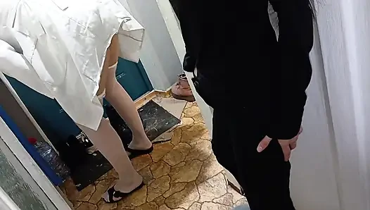 Aku mergokin dokterku lagi asik masturbasi dan bantuin dia crot