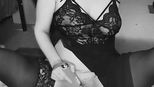 MILF benutzt vibrator an muschi