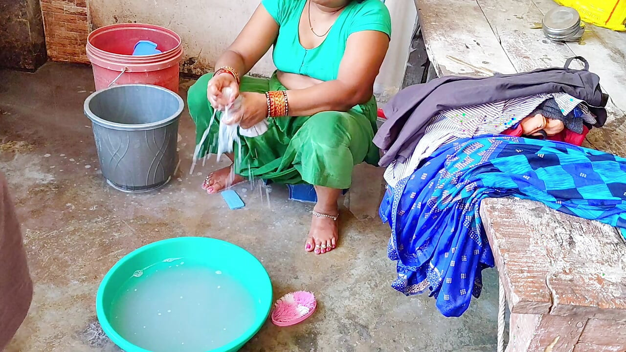 Desi bhabhi ne  bathroom me land chusha