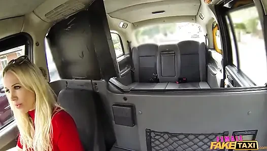 Female Fake Taxi - возбужденный Макс с большими сиськами рискует засветом на парковке и забивает грязный трах в машине и анальное развлечение