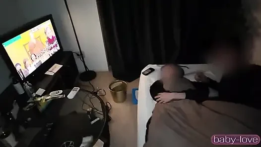 Atemberaubende Figur macht überall die Köpfe, als ein ruhiger Wintertag sich langsam zu einer privaten Nacht 2. verschiebt