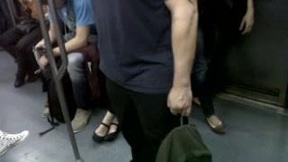 hombre musculado en el metro barcelona