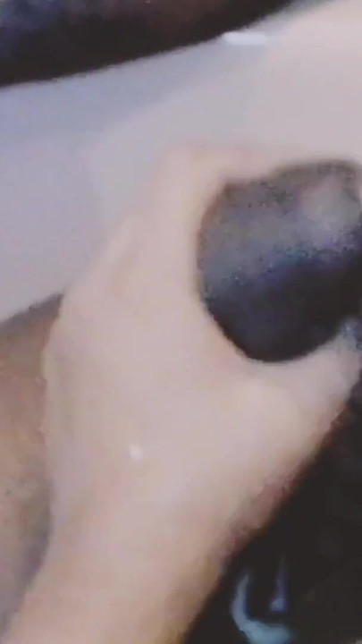 Snažan trenutak iz "Ja masturbiram svog susjeda ogromnog, debelog i crnog, dolazi u jacuzzi dok ne dođe u moje ruke."
