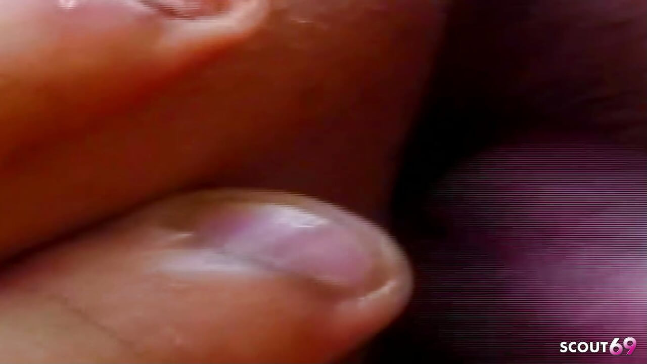 Plavuša Tranny se tajno jebe u šumi u svom uskom šupku