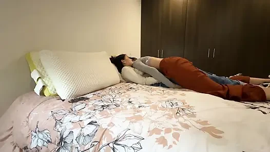 Biraz yorgun hissettim ama lezbiyen eski kız arkadaşım bana uzun parmaklarını veriyor