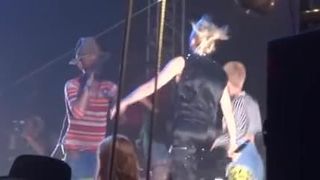 Gwen Stefani - попка с попкой на концерте