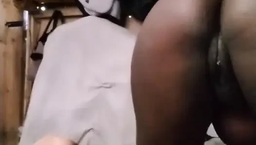 Ratu ebony Afrika masturbasi di kamarnya,