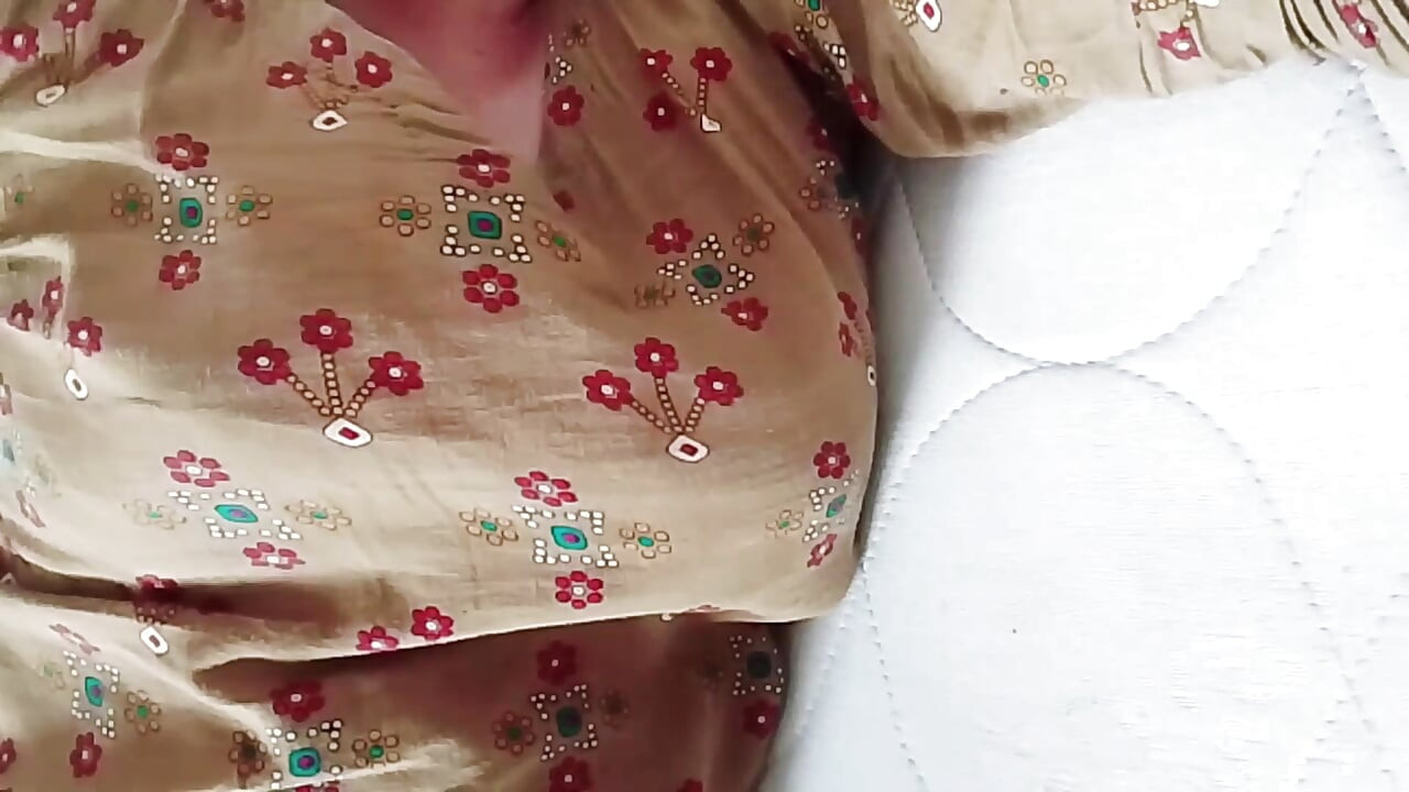 Hermosa esposa mostrando sus tetas y necesita una gran polla larga