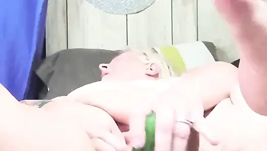 Bir grup yemeği sikiyor azgın sürtük