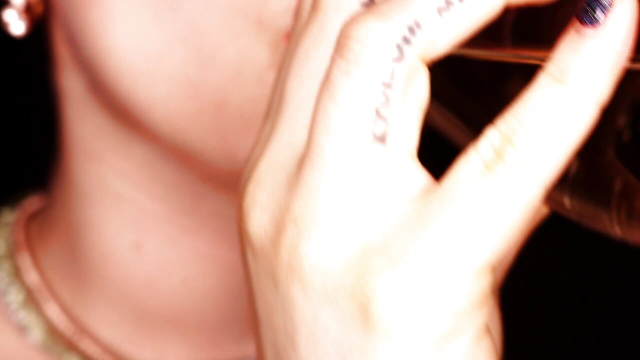 4K 검은 색 배경에 빨간 립스틱과 흡연 후카 적용