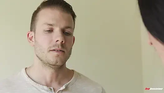 Üvey kız kardeş Angelina Red'in pembe külotu yarağı için sırılsıklam