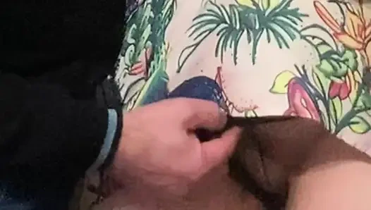 Неверная жена мастурбирует в переполненном метро