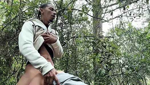 Я делаю минет в кабельном метро незнакомцу, а потом приглашаю его трахаться в лесу Арви