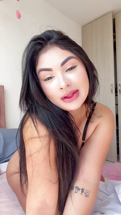 Étudiant colombien de Medellín à cheval vers l’orgasme.