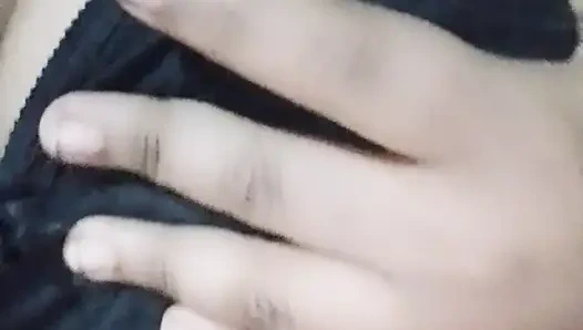 Dakkalı evli kadın vücudunu ve amcığını gösteriyor