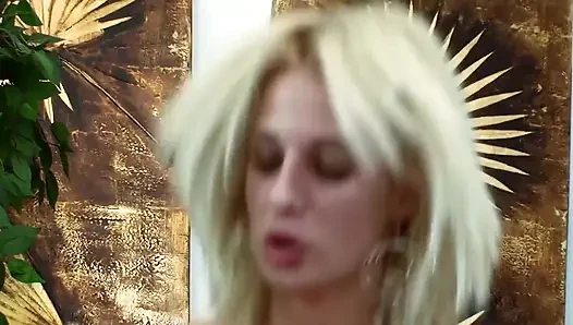 Küçük memeli ve ıslak amcıklı bu ateşli seksi azgın küçük sarışın sürtükten üzerime fışkırtmayı seviyorum