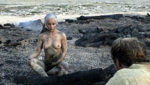 Emilia Clarke completamente desnuda