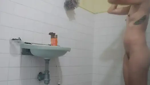 Pijat minyak di bak mandi