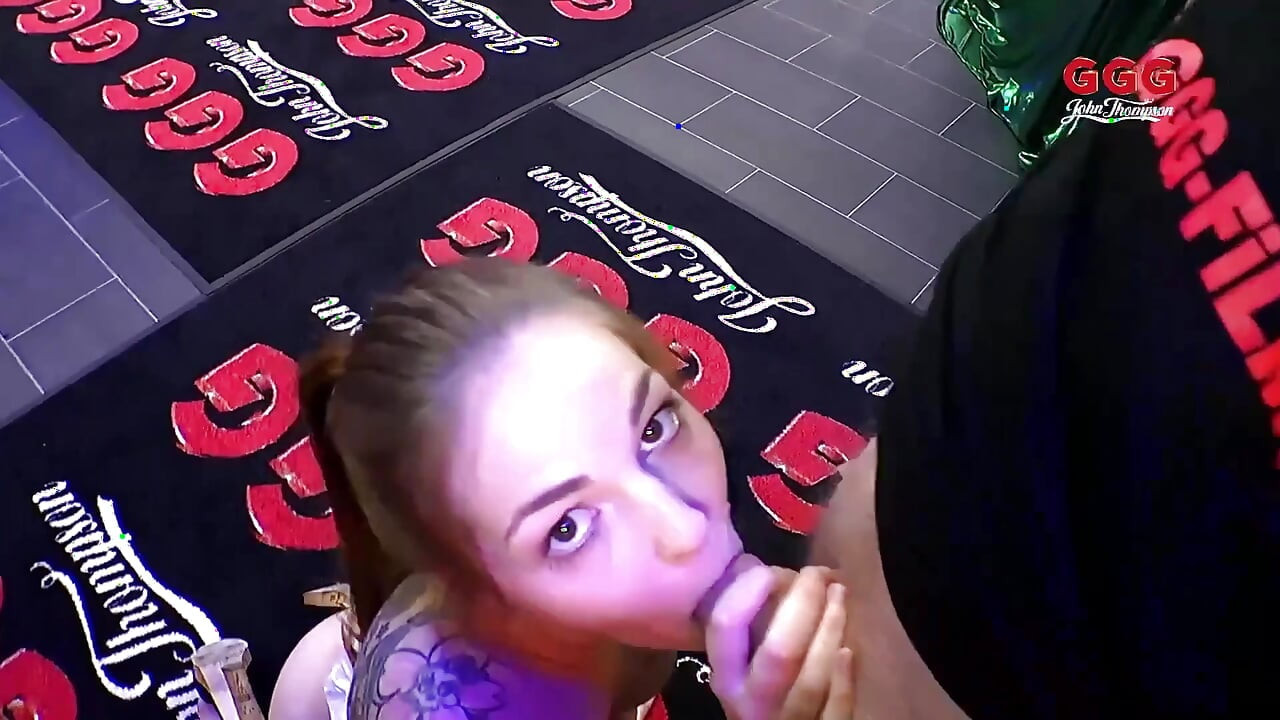 Leona in rauwe ggg-gangbang krijgt cumshots in het gezicht