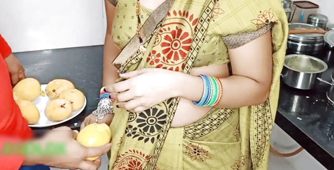 Bibi desi India nunjukin tetek panas kami di dapur suami kami mau dateng seks